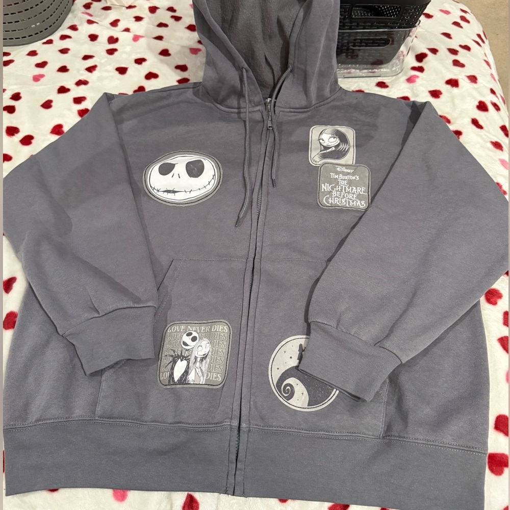 Nightmare Before Christmas Gray full zip
Hoodie & Character Patches! Like new XL